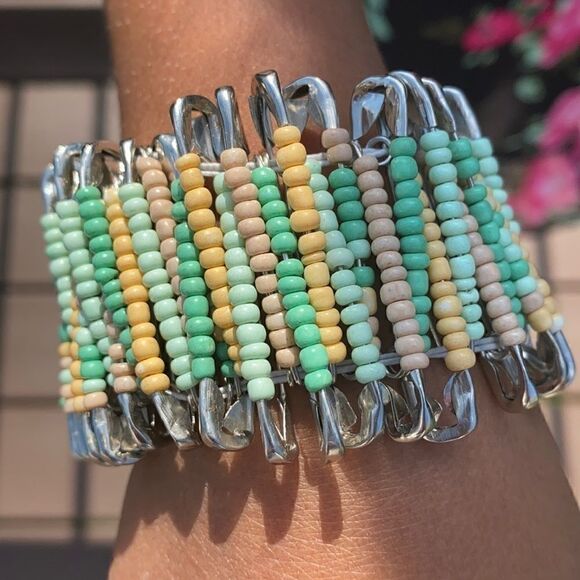 Safety pin bracelet    - Picture 1 of 4